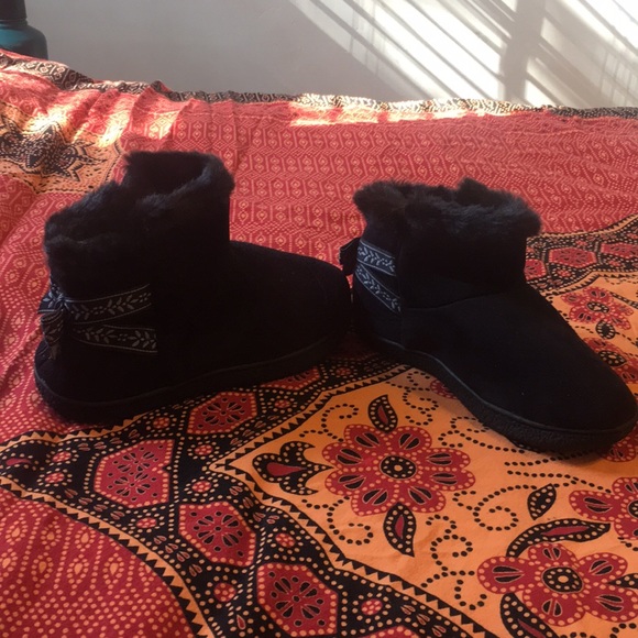Black faux fur lined house shoes